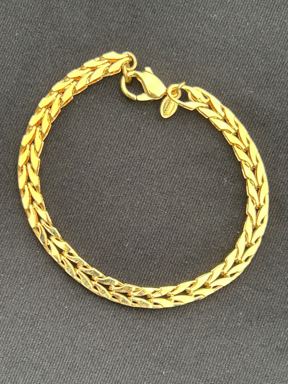 MONET Gold-Plated Double Leaf Bracelet, Lobster Claw Clasp. Vintage. EUC.
